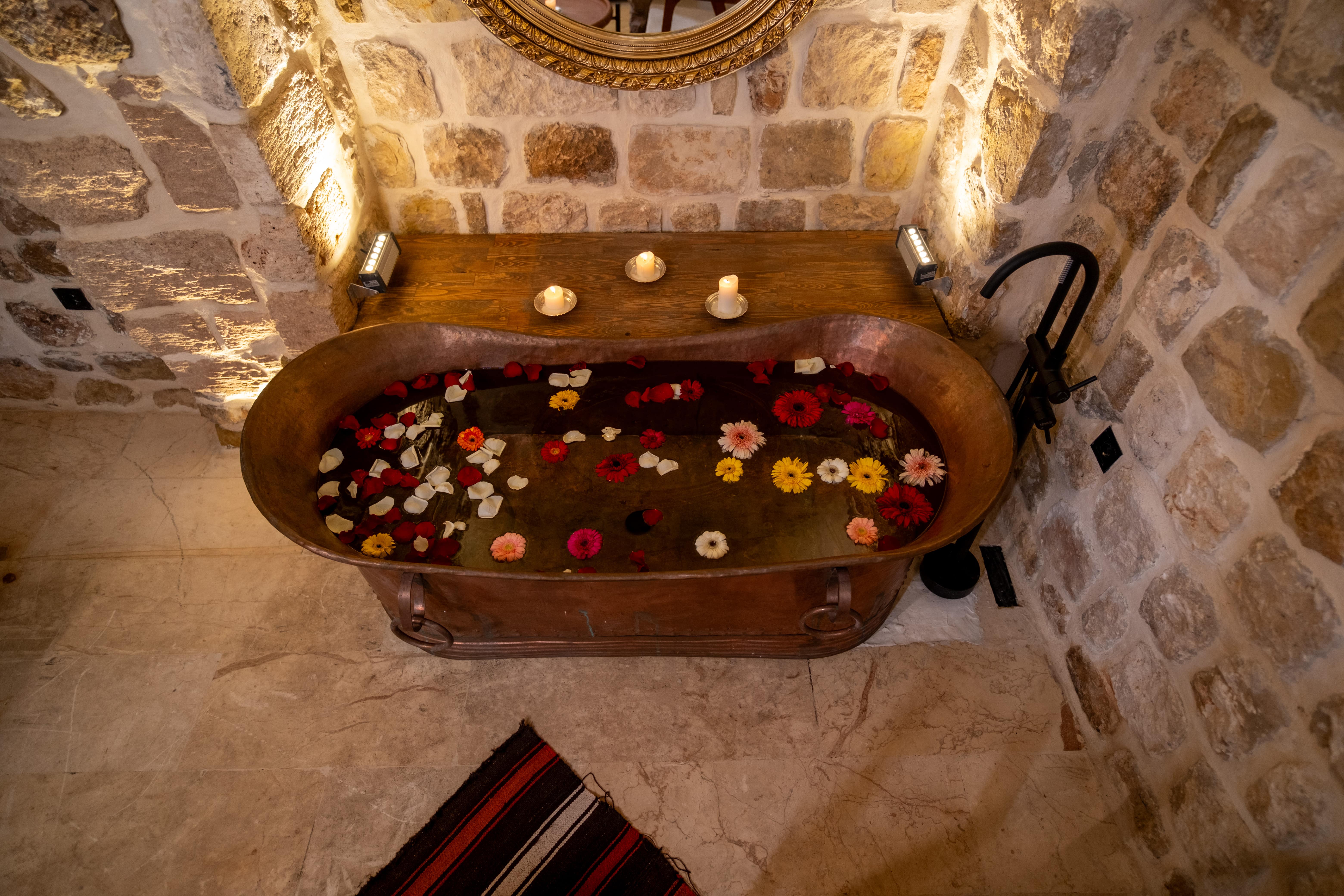 Taş Oda, Avlu Manzaralı