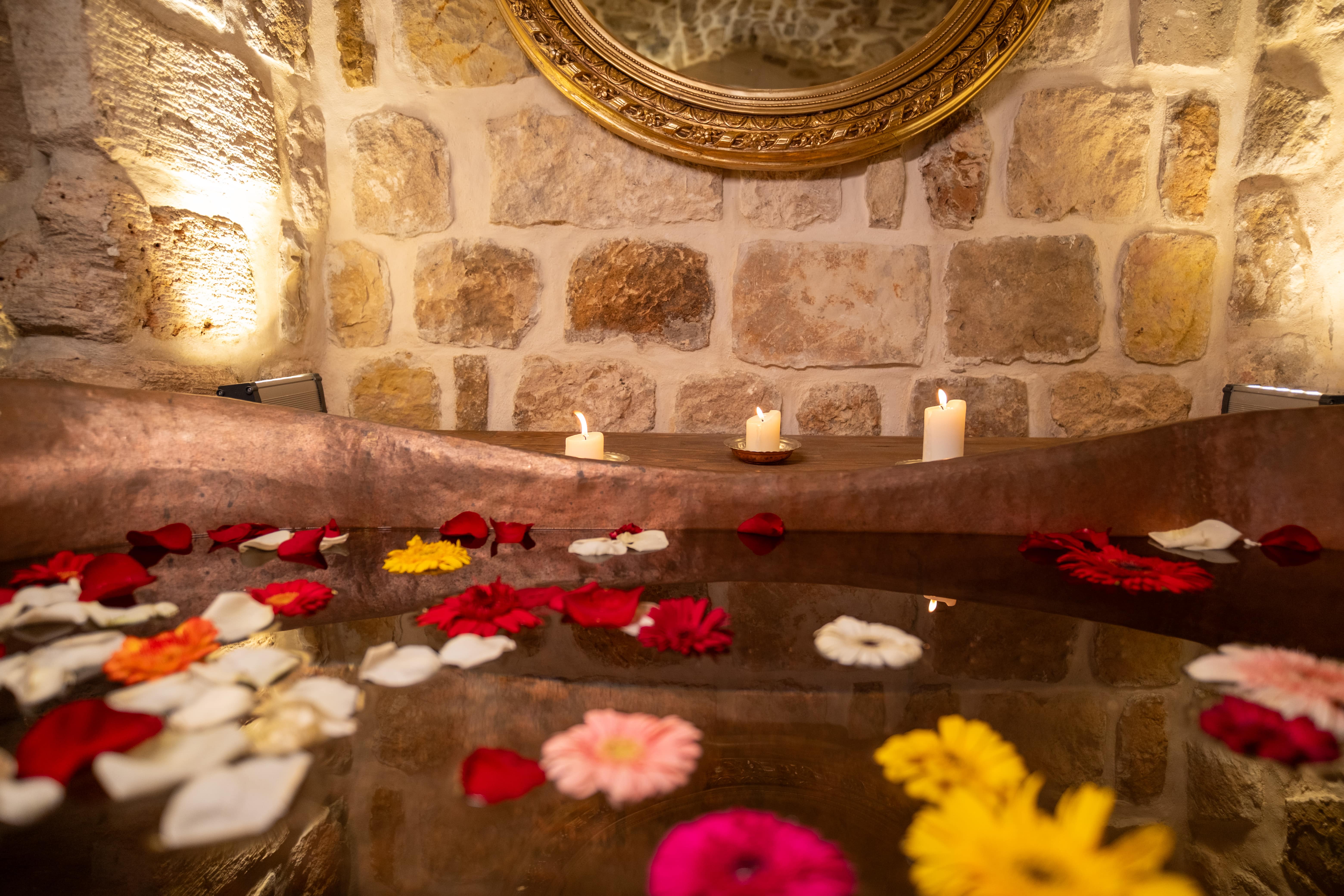 Taş Oda, Avlu Manzaralı