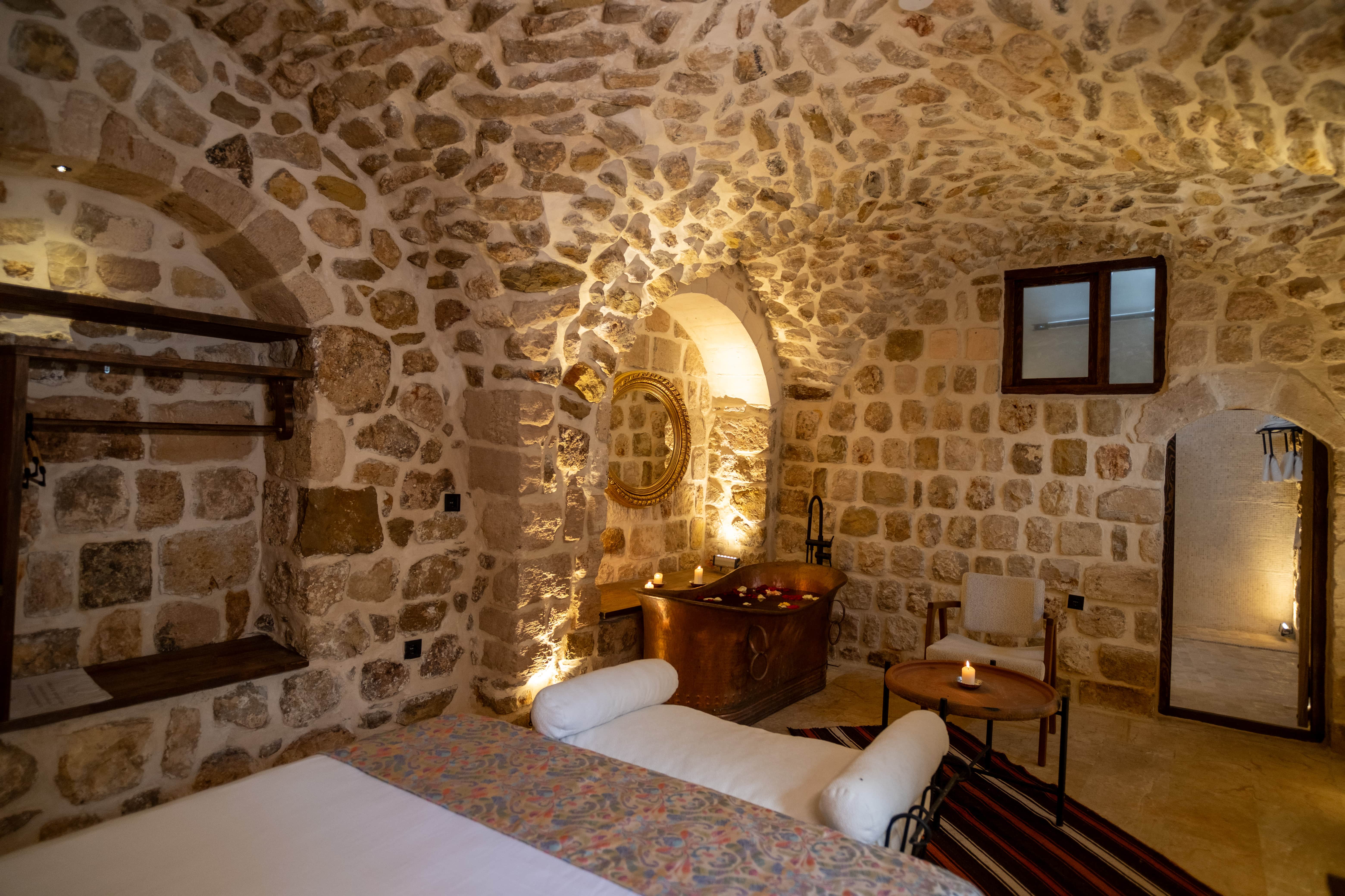 Taş Oda, Avlu Manzaralı