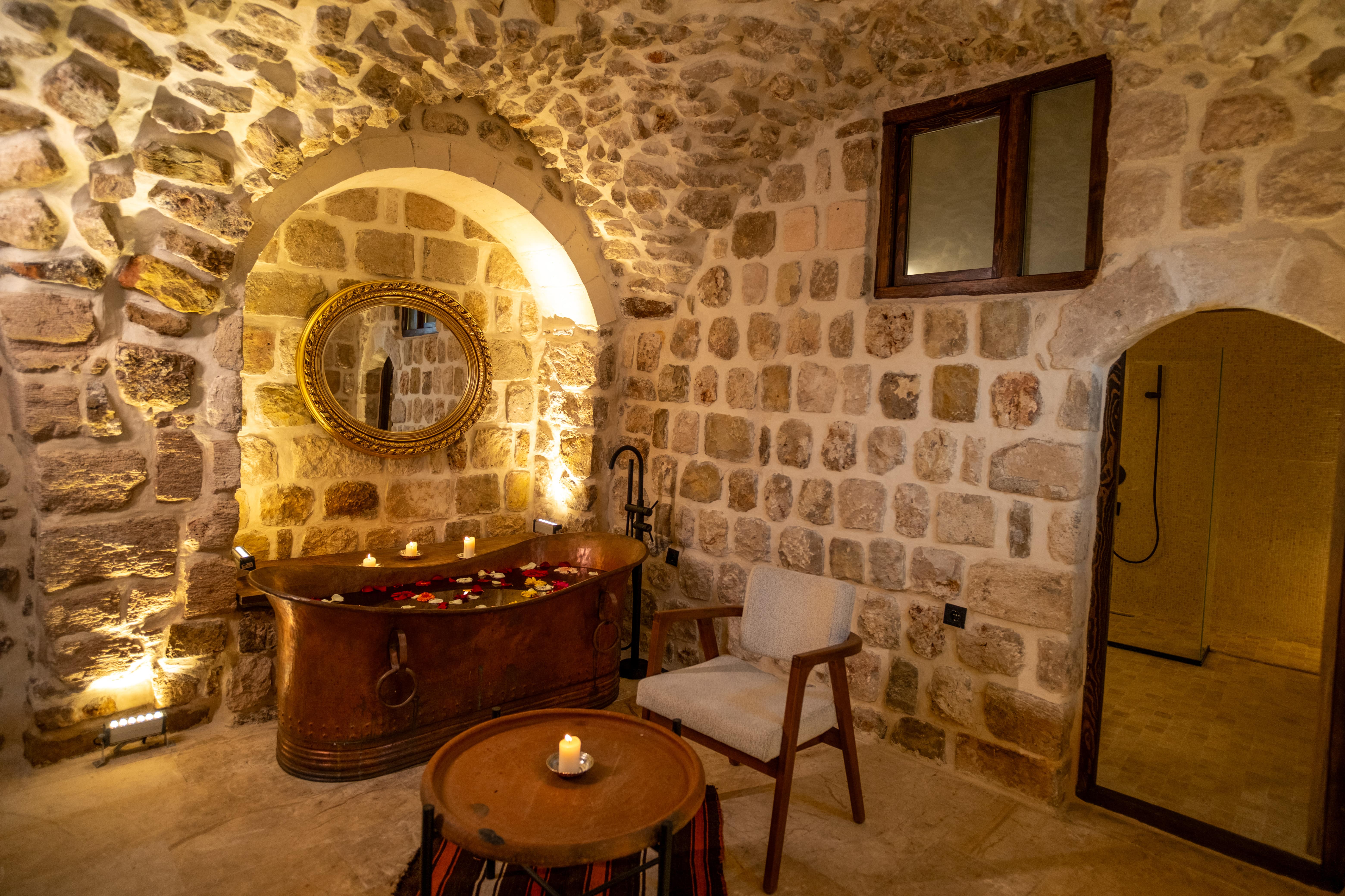 Taş Oda, Avlu Manzaralı